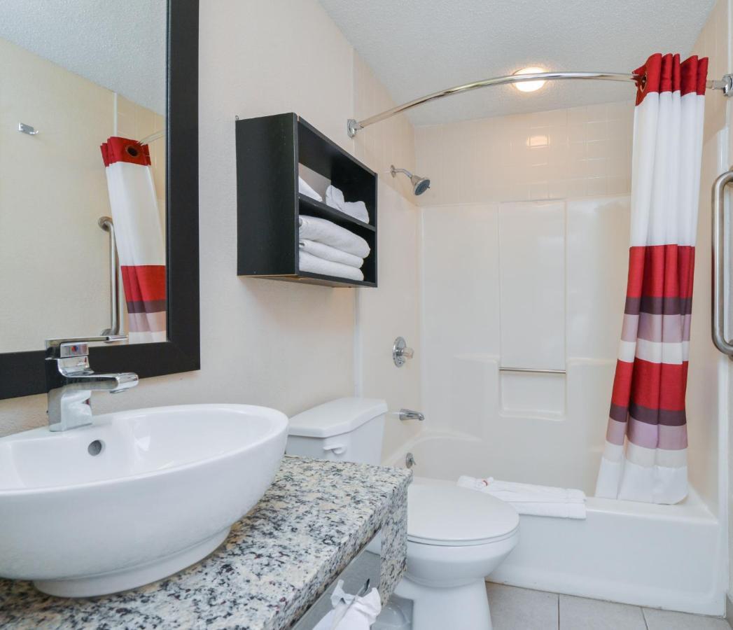 Red Roof Inn Plus+ & Suites Guilford Eksteriør bilde