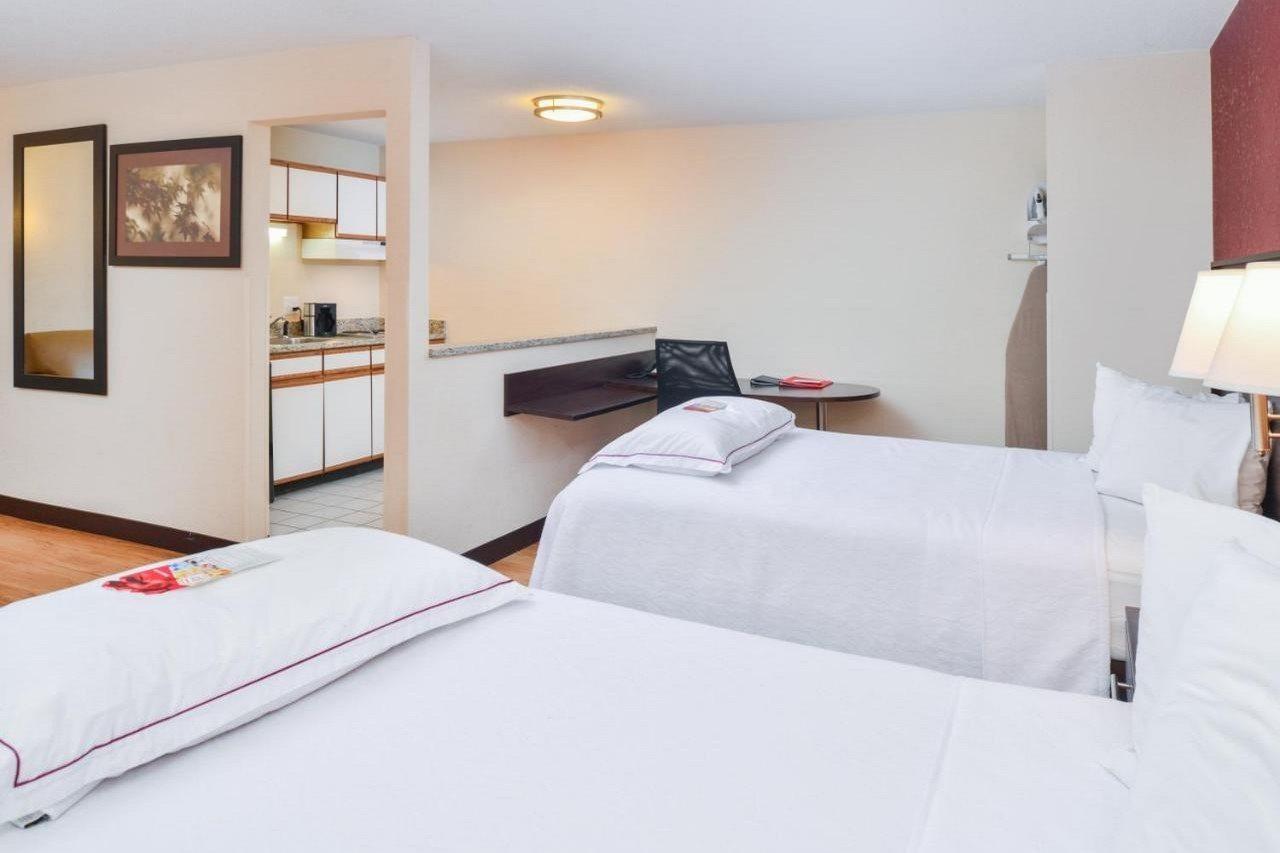 Red Roof Inn Plus+ & Suites Guilford Eksteriør bilde