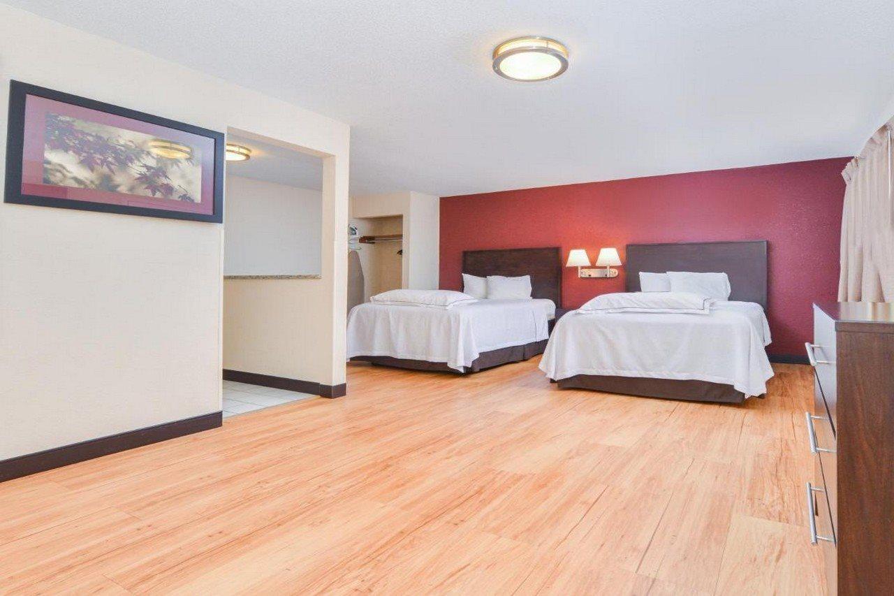 Red Roof Inn Plus+ & Suites Guilford Eksteriør bilde