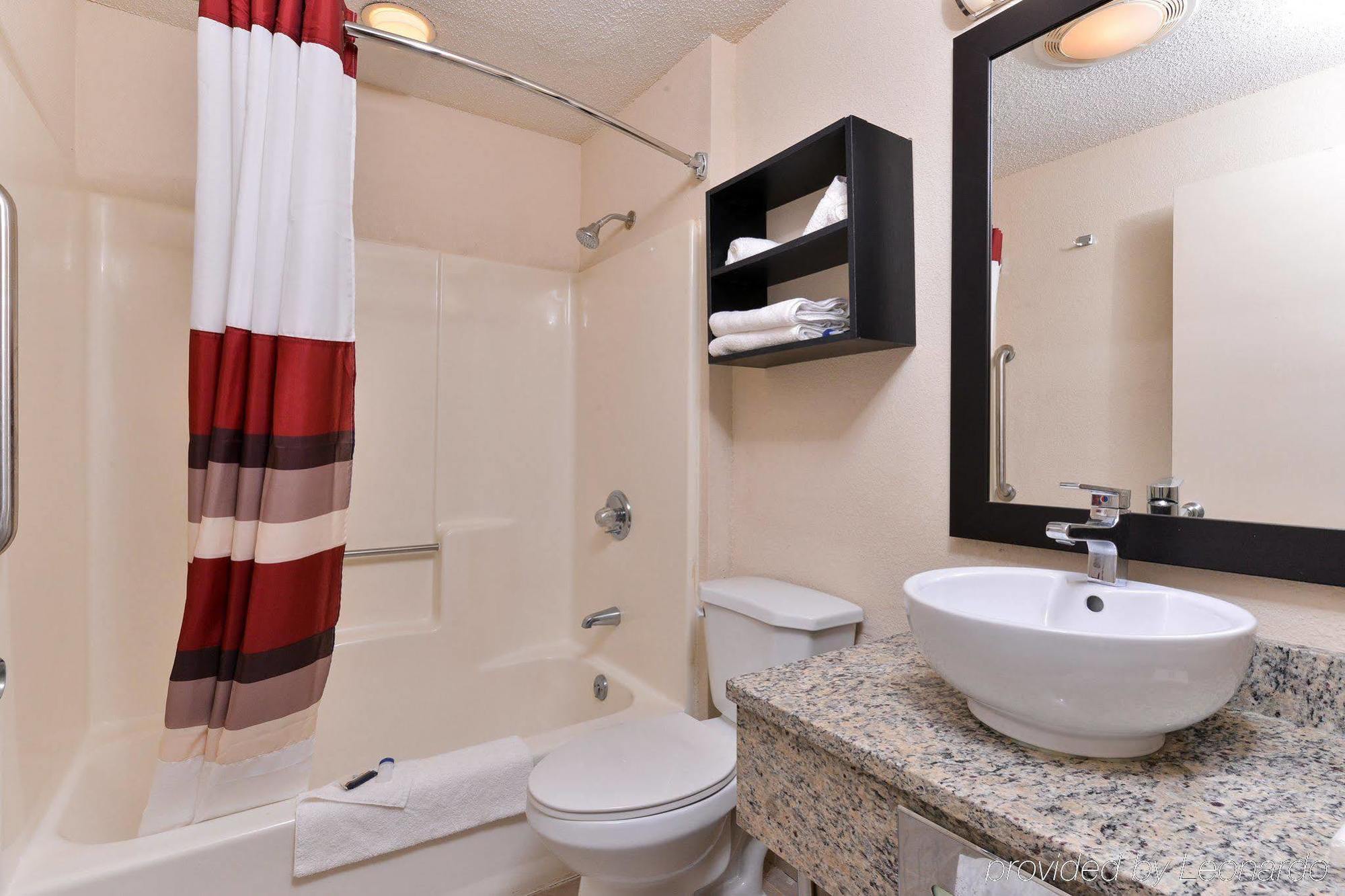Red Roof Inn Plus+ & Suites Guilford Eksteriør bilde