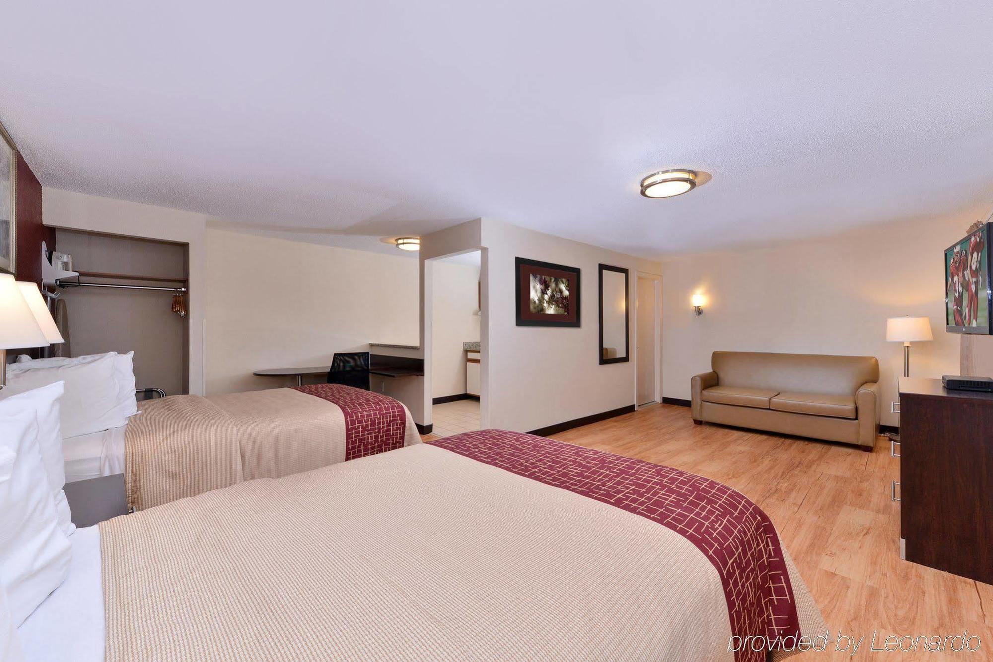 Red Roof Inn Plus+ & Suites Guilford Eksteriør bilde