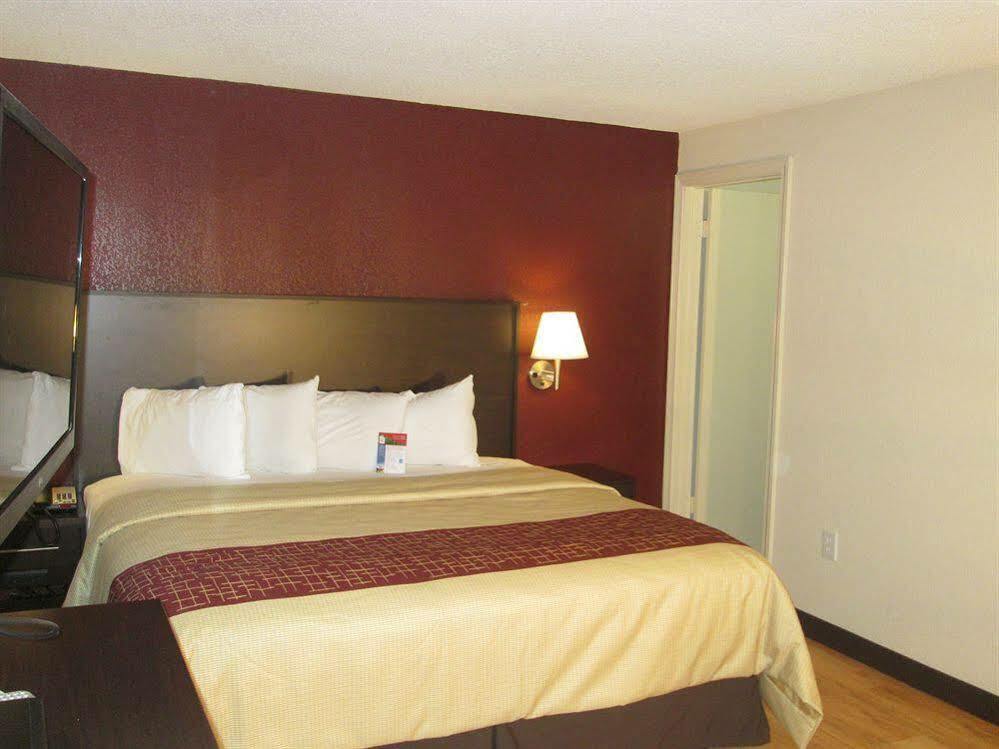 Red Roof Inn Plus+ & Suites Guilford Eksteriør bilde