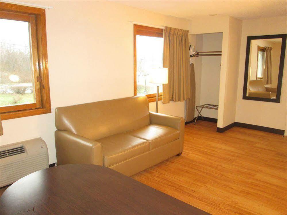 Red Roof Inn Plus+ & Suites Guilford Eksteriør bilde